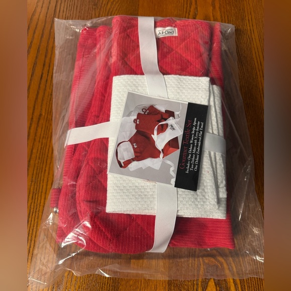 Textile Set Includes ~ 1 Apron, 2 Oven Mitts, and 1 Embroidered Flat Towel - Picture 1 of 3